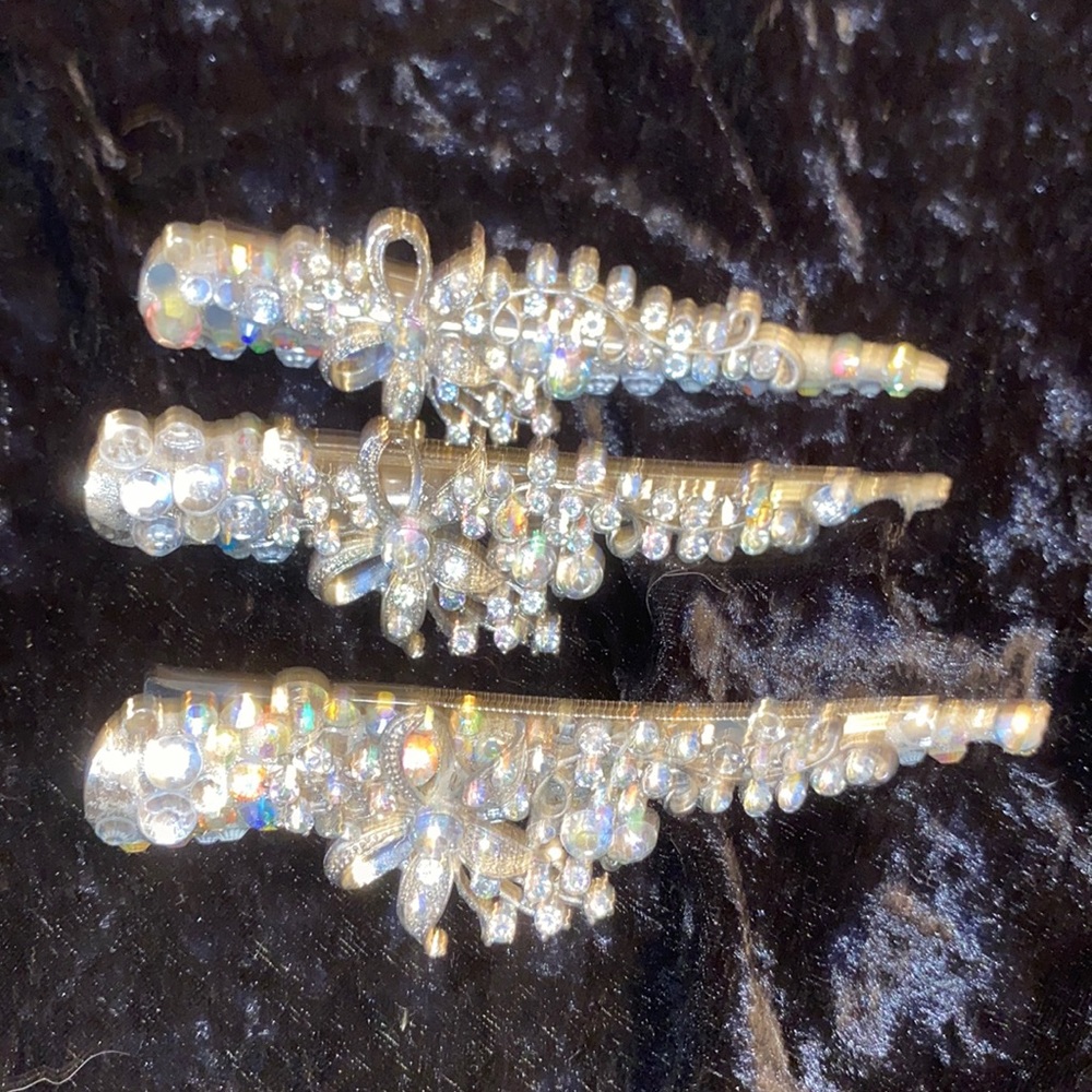Beautiful hair clips **missing stones**